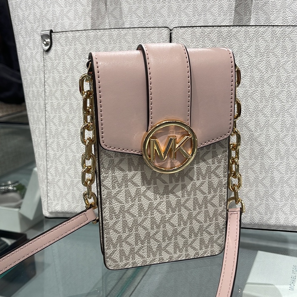 Michael Kors Carmen Small Logo Smartphone Crossbody Bag
Powder Blush Multi
NWT - Picture 2 of 16